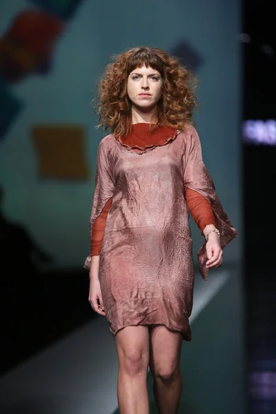 Модель в одежде от Иваны Попович на выставке "Fashion.hr" — стоковое фото