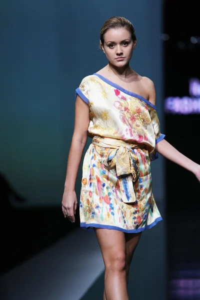 Moda indossando abiti disegnati da Ivana Popovic in mostra 'Fashion.hr' — Foto Stock