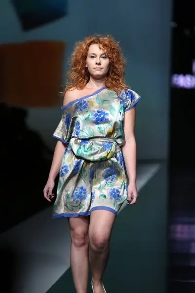 Modelka noszenie ubrania zaprojektowane przez ivana popovic w serialu "fashion.hr" — Zdjęcie stockowe
