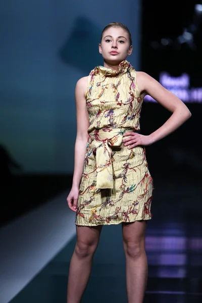 Modelo de moda con ropa diseñada por Ivana Popovic en el show 'Fashion.hr' —  Fotos de Stock