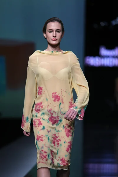 Modelka nosit oblečení, které navrhl ivana popovic v pořadu "fashion.hr" — Stock fotografie