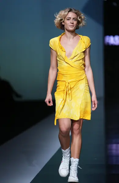 'fashion.hr' ショーのイヴァナ popovic によって設計された服を着てファッション モデル — ストック写真