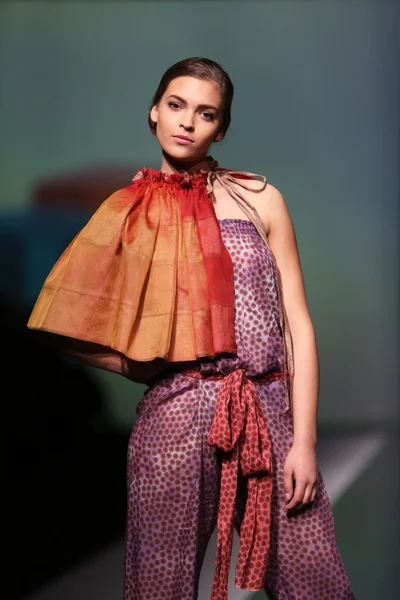 Fashion model dragen van kleding ontworpen door ivana popovic op de 'fashion.hr' show — Stockfoto