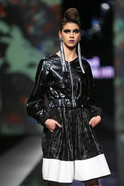 Moda indossando abiti disegnati da Zoran Aragovic in mostra 'Fashion.hr' — Foto Stock