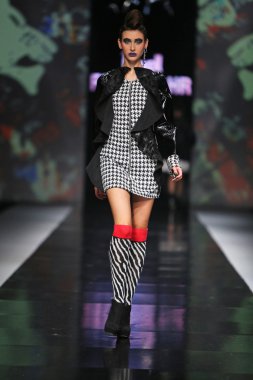 zoran aragovic 'fashion.hr' show tarafından tasarlanan kıyafetleri moda model
