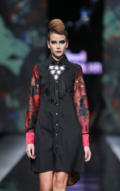 zoran aragovic 'fashion.hr' show tarafından tasarlanan kıyafetleri moda model