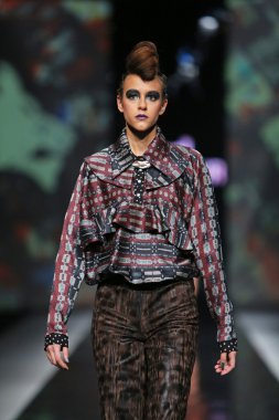 zoran aragovic 'fashion.hr' show tarafından tasarlanan kıyafetleri moda model