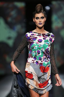 zoran aragovic 'fashion.hr' show tarafından tasarlanan kıyafetleri moda model