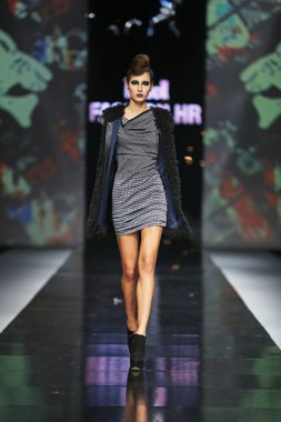 zoran aragovic 'fashion.hr' show tarafından tasarlanan kıyafetleri moda model