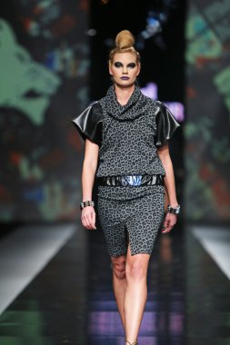 zoran aragovic 'fashion.hr' show tarafından tasarlanan kıyafetleri moda model