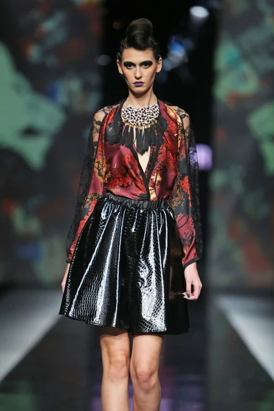 Modelo de moda con ropa diseñada por Zoran Aragovic en el espectáculo 'Fashion.hr' —  Fotos de Stock