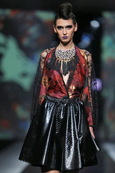 Modelo de moda vestindo roupas projetadas por Zoran Aragovic no show 'Fashion.hr' — Fotografia de Stock