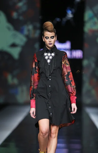 Modelo de moda con ropa diseñada por Zoran Aragovic en el espectáculo 'Fashion.hr' — Foto de Stock