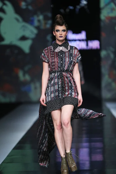 Moda indossando abiti disegnati da Zoran Aragovic in mostra 'Fashion.hr' — Foto Stock