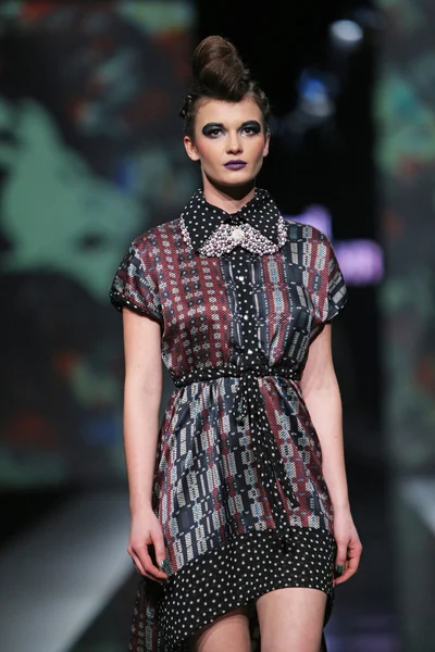 Modelo de moda vestindo roupas projetadas por Zoran Aragovic no show 'Fashion.hr' — Fotografia de Stock