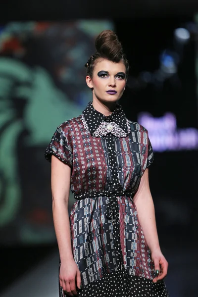 Moda indossando abiti disegnati da Zoran Aragovic in mostra 'Fashion.hr' — Foto Stock