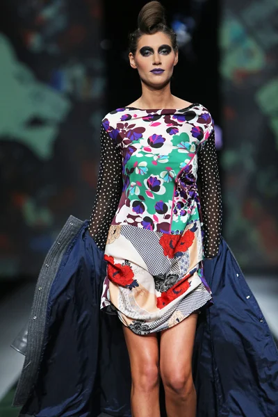 Modelka nosit oblečení, které navrhl zoran aragovic v pořadu "fashion.hr" — Stock fotografie