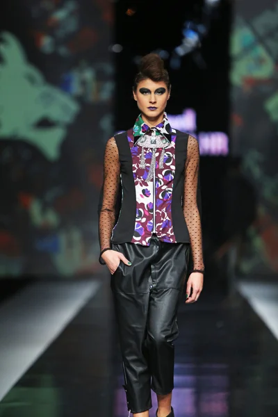 Modell bär kläder designade av zoran aragovic på 'fashion.hr' Visa — Stockfoto