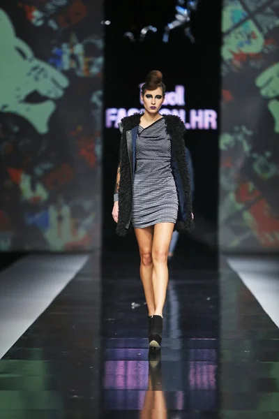 Zoran aragovic 'fashion.hr' show tarafından tasarlanan kıyafetleri moda model — Stok fotoğraf