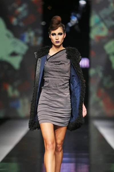 Модель в одежде Зорана Араговича на выставке "Fashion.hr" — стоковое фото
