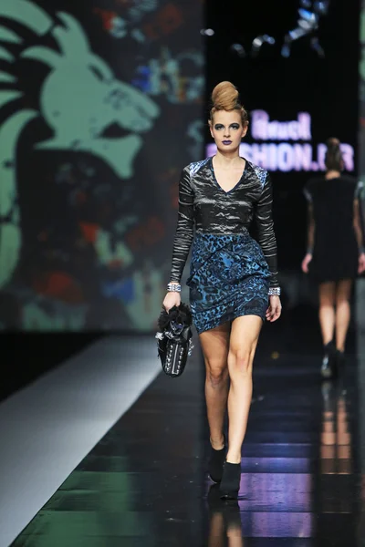 Model in Kleidern von Zoran Aragovic auf der 'fashion.hr' -Show — Stockfoto