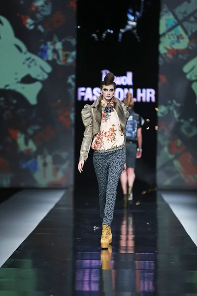 Fashion model dragen van kleding ontworpen door zoran aragovic op de 'fashion.hr' show — Stockfoto