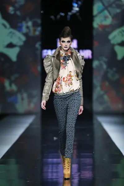 Modelka nosit oblečení, které navrhl zoran aragovic v pořadu "fashion.hr" — Stock fotografie
