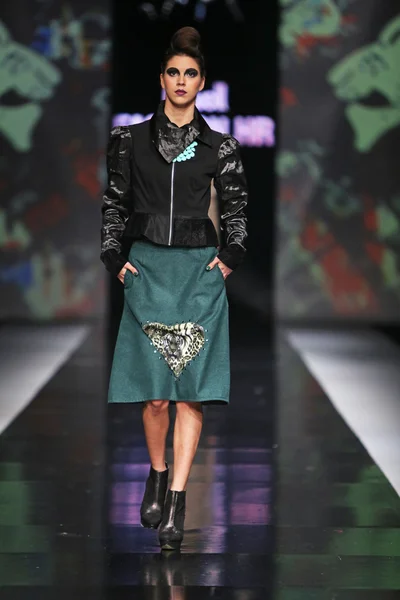 Fashion model dragen van kleding ontworpen door zoran aragovic op de 'fashion.hr' show — Stockfoto
