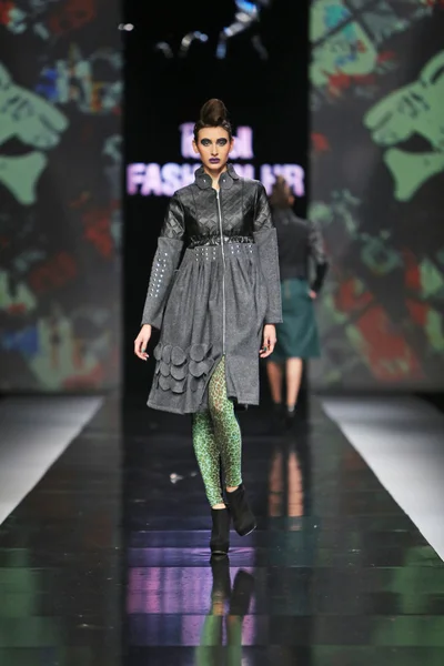 Divat-model, zoran aragovic, a "fashion.hr" show által tervezett ruhában — Stock Fotó