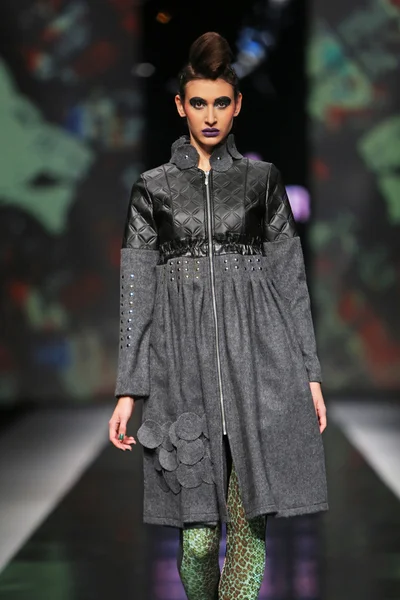 'fashion.hr' ショー上のゾラン aragovic によって設計された服を着てファッション モデル — ストック写真