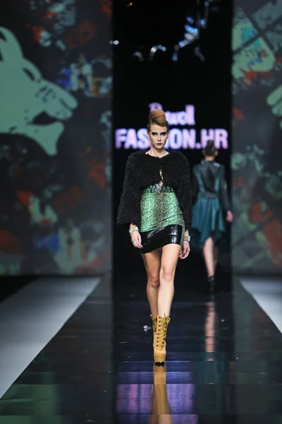 Zoran aragovic 'fashion.hr' show tarafından tasarlanan kıyafetleri moda model — Stok fotoğraf