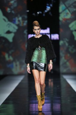 zoran aragovic 'fashion.hr' show tarafından tasarlanan kıyafetleri moda model
