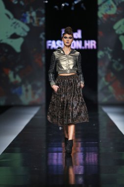 zoran aragovic 'fashion.hr' show tarafından tasarlanan kıyafetleri moda model