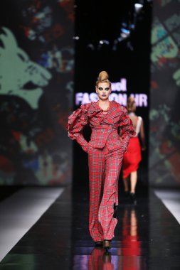 zoran aragovic 'fashion.hr' show tarafından tasarlanan kıyafetleri moda model