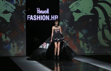 zoran aragovic 'fashion.hr' show tarafından tasarlanan kıyafetleri moda model