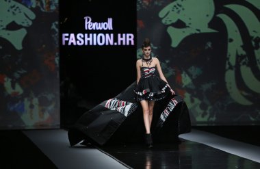 zoran aragovic 'fashion.hr' show tarafından tasarlanan kıyafetleri moda model