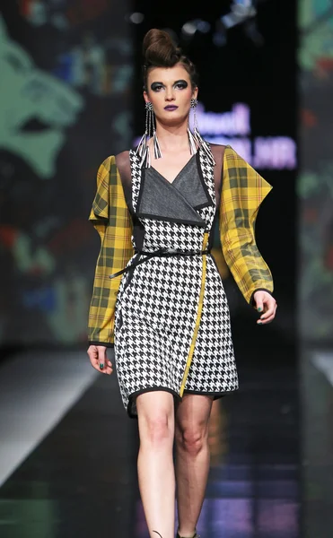 Modell bär kläder designade av zoran aragovic på 'fashion.hr' Visa — Stockfoto