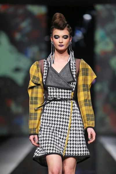 'fashion.hr' ショー上のゾラン aragovic によって設計された服を着てファッション モデル — ストック写真