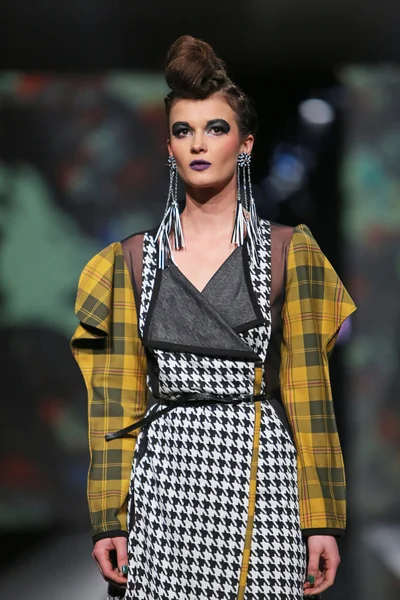 Modelo de moda vestindo roupas projetadas por Zoran Aragovic no show 'Fashion.hr' — Fotografia de Stock