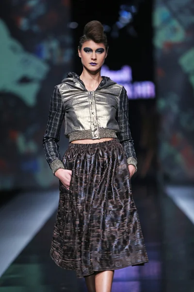 Divat-model, zoran aragovic, a "fashion.hr" show által tervezett ruhában — Stock Fotó