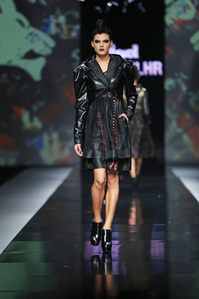 Modelka noszenie ubrania zaprojektowane przez zoran aragovic w serialu "fashion.hr" — Zdjęcie stockowe