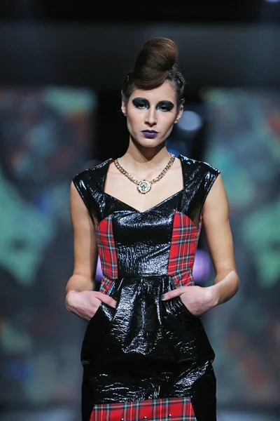 Fashion model dragen van kleding ontworpen door zoran aragovic op de 'fashion.hr' show — Stockfoto