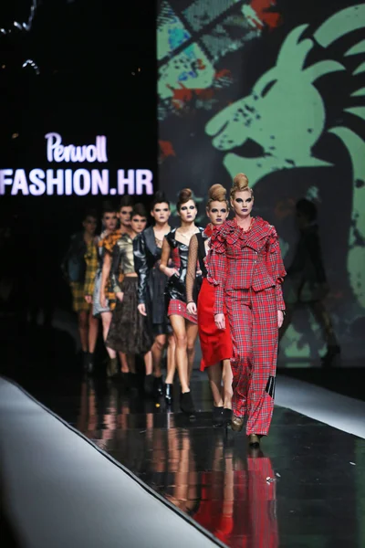 Moda indossando abiti disegnati da Zoran Aragovic in mostra 'Fashion.hr' — Foto Stock