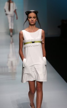 marina tasarımı 'fashion.hr' show tarafından tasarlanan kıyafetleri moda model