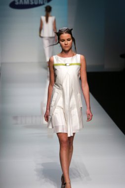 marina tasarımı 'fashion.hr' show tarafından tasarlanan kıyafetleri moda model