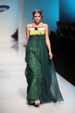 marina tasarımı 'fashion.hr' show tarafından tasarlanan kıyafetleri moda model