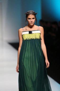 marina tasarımı 'fashion.hr' show tarafından tasarlanan kıyafetleri moda model