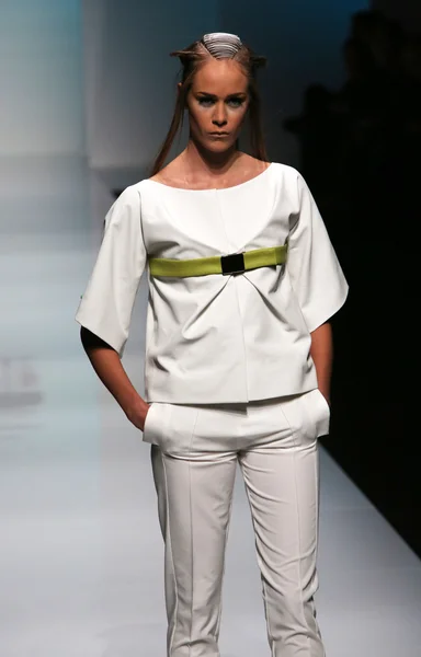 Marina tasarımı 'fashion.hr' show tarafından tasarlanan kıyafetleri moda model — Stok fotoğraf