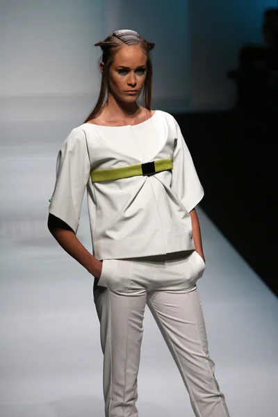 Fashion model wearing clothes designed by Marina Design on the 'Fashion.hr' show — Stock Photo, Image