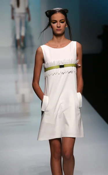 โมเดลแฟชั่นสวมเสื้อผ้าที่ออกแบบโดย Marina Design ในรายการ 'Fashion.hr' — ภาพถ่ายสต็อก